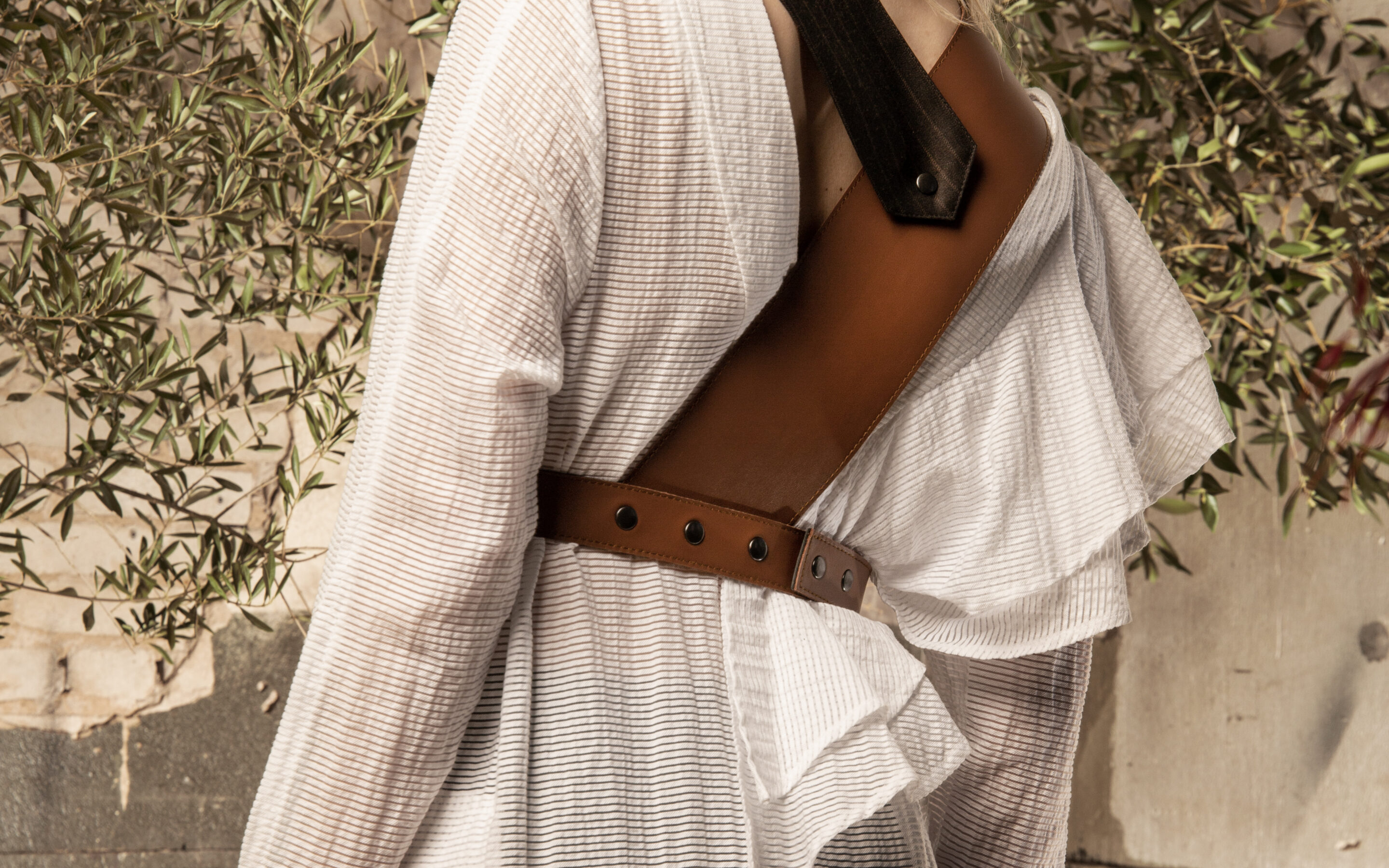 Vest-aksessuaar hall triibuline – konjakipruunid rihmad / Vest-accessory grey with stripes – cognac brown straps