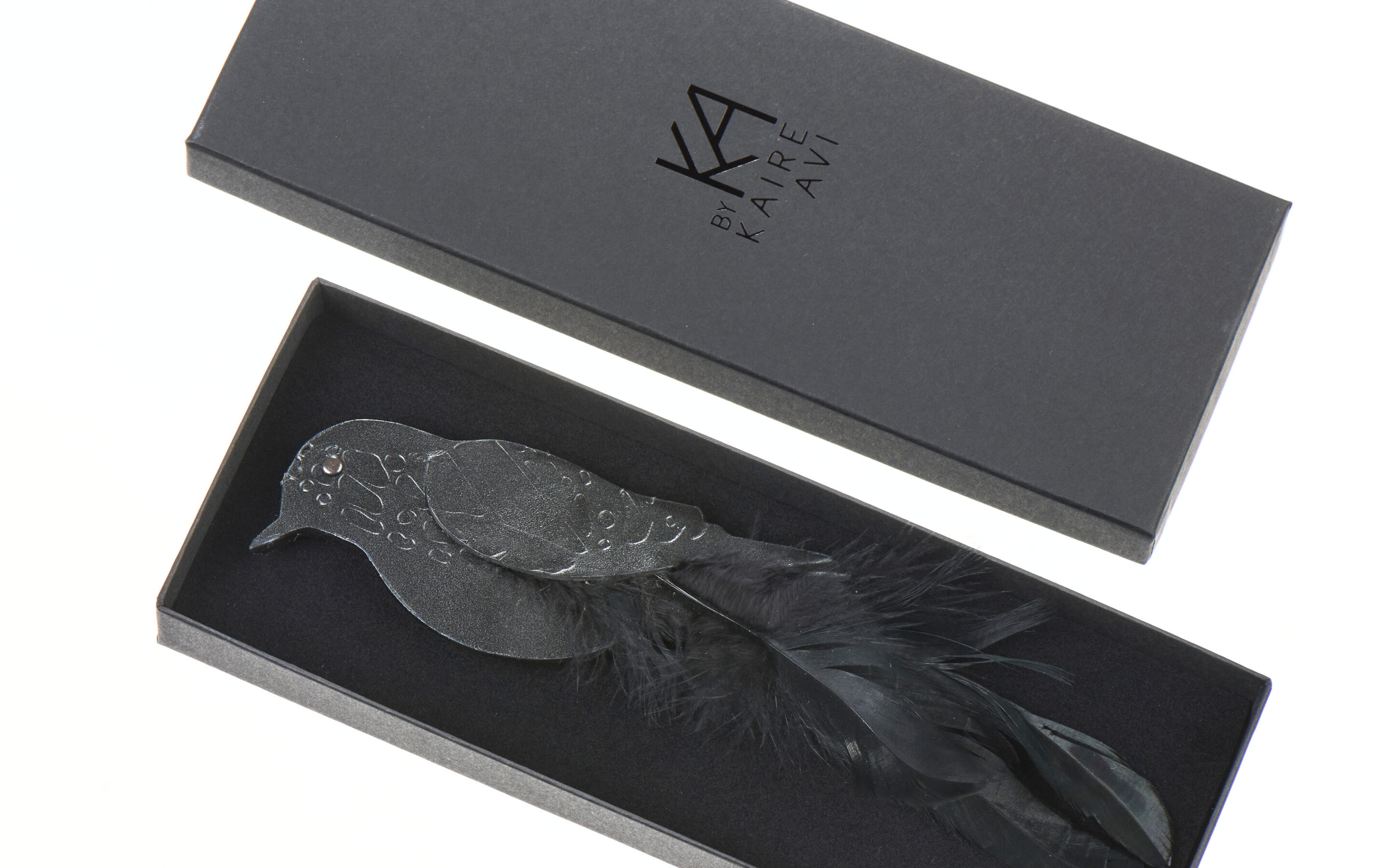 Nahast roheline pross “A little bird” sulgedega – käsitööna valmistatud elegantne ehe, mis on loodud taaskasutatud nahast, Eesti disain