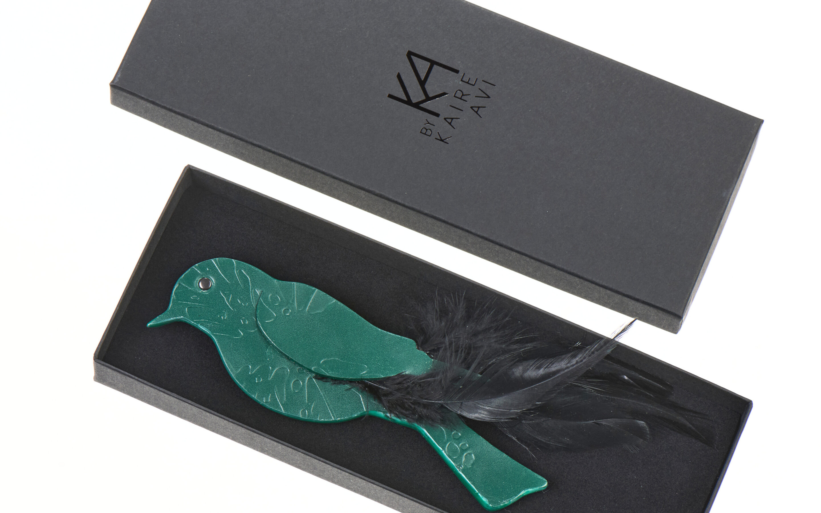 Nahast pross “A little bird” sulgedega – käsitööna valmistatud elegantne ehe, mis on loodud taaskasutatud nahast, moeaksessuaar