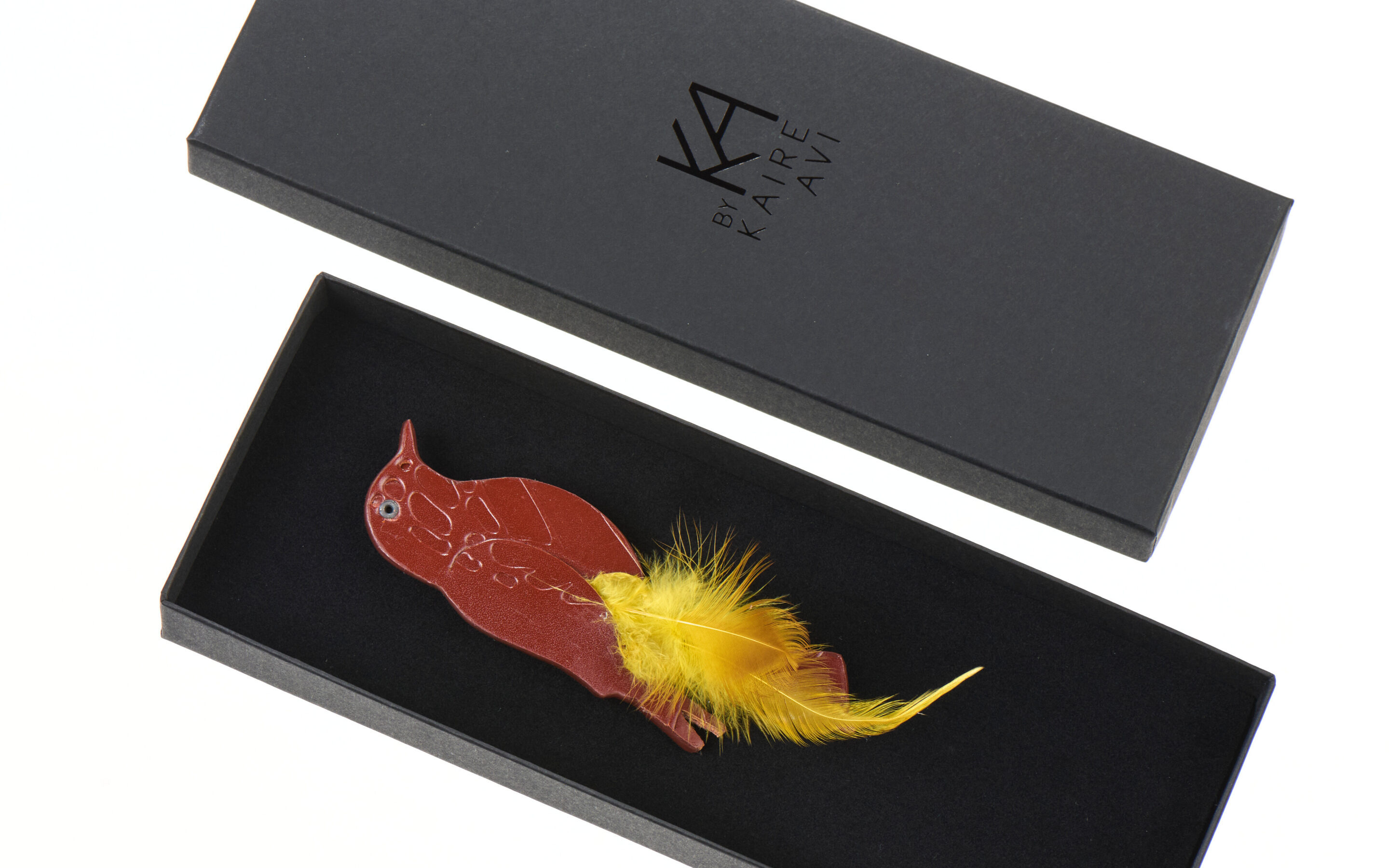 Nahast pross “A little bird” sulgedega – käsitööna valmistatud elegantne ehe, mis on loodud taaskasutatud nahast, hea kingiidee